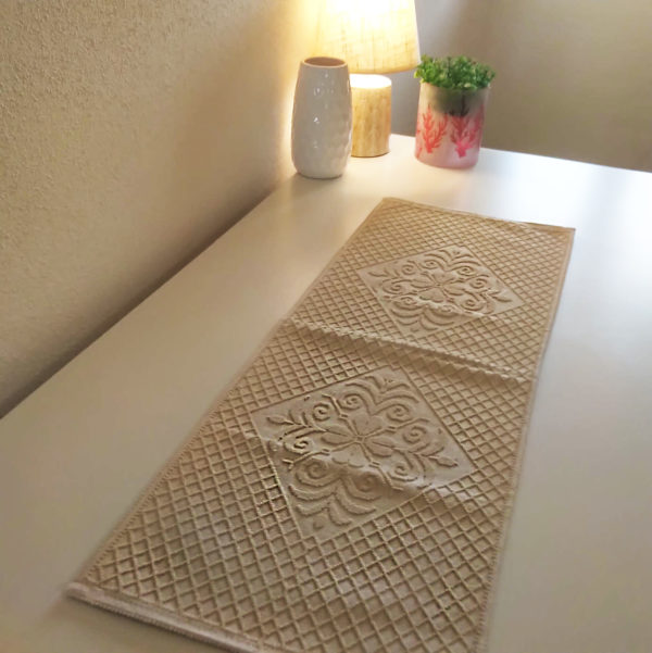 Stredový obrus krémový s 3D ornamentom