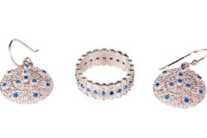 Strieborný set s modrými zirkónami -visiace náušnice a široký prsteň